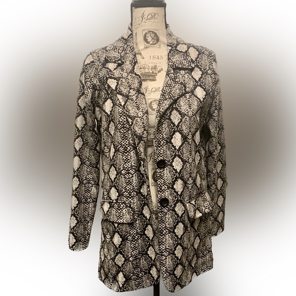 🐍 Get Sssstylish with the Veronica M Snakeskin Print Blazer in Size Small! 🐍 - Picture 15 of 16